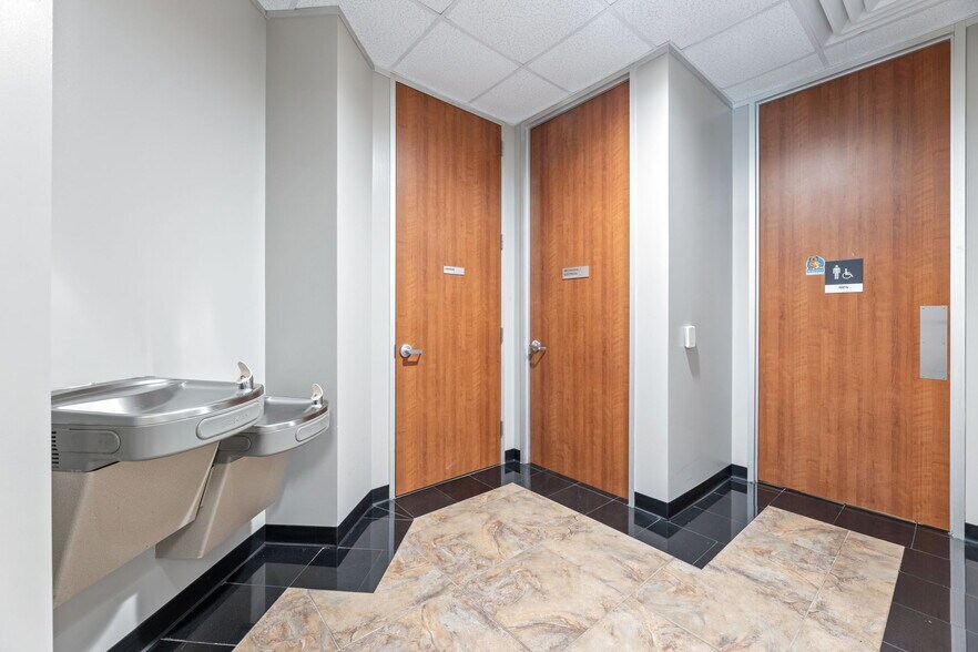 More Photos Of 1429 Tx-6, Sugar Land Medical For Lease