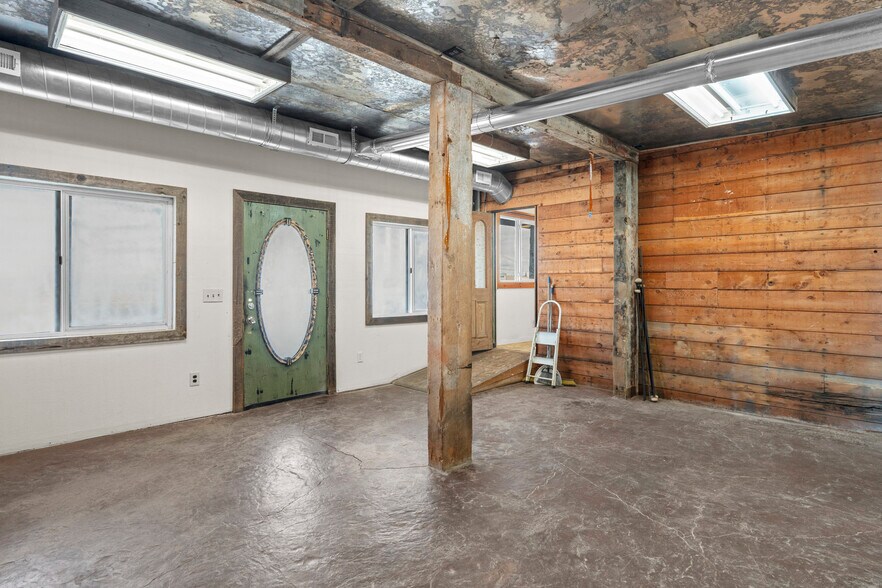 More Photos Of 30 Logan St, Davenport Hotel For Sale