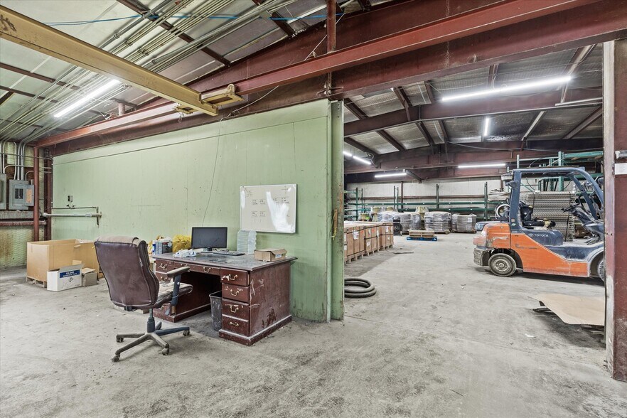 More Photos Of 2305 N Main St, Cleburne Flex For Sale