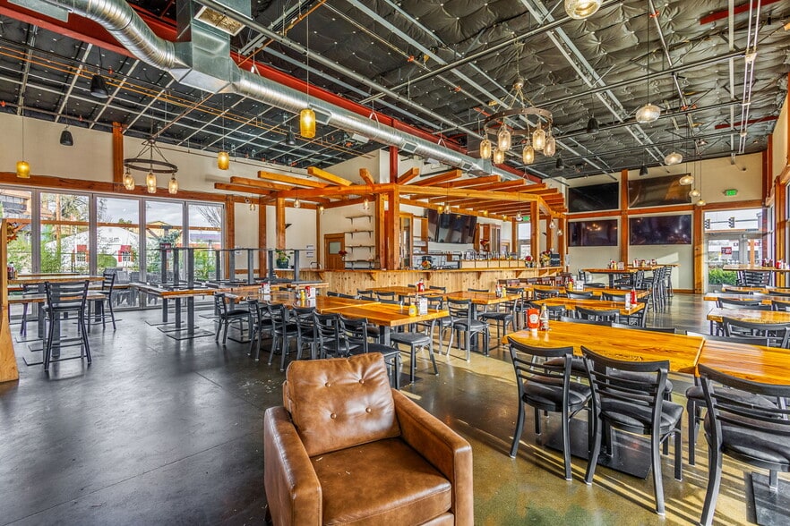 More Photos Of 555 9th St NW, Salem Bar For Lease