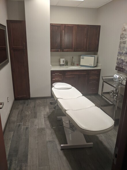 More Photos Of 26 Schroeder Ct, Madison General Retail For Lease