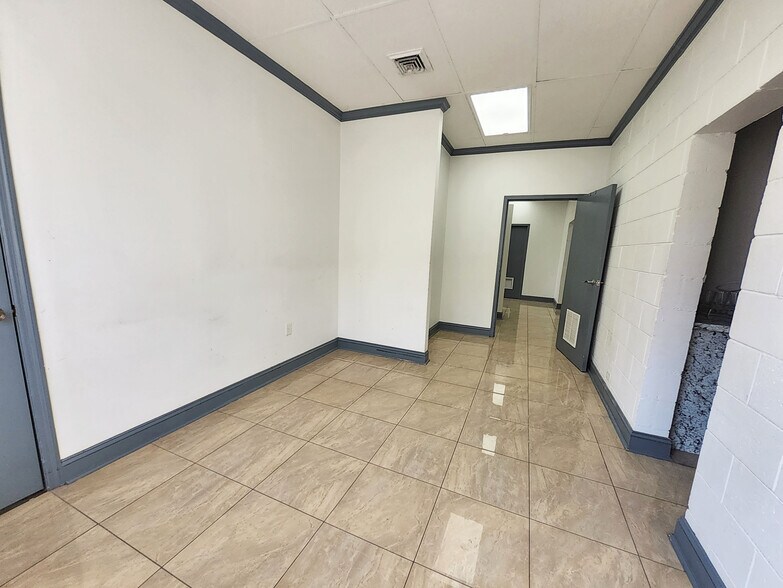 More Photos Of 2301 Devine St, Columbia General Retail For Lease