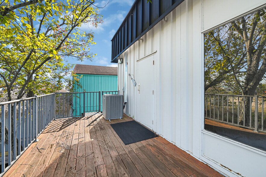 More Photos Of 815 Clear Lake Rd, Clear Lake Shores Storefront Retail Office For Sale