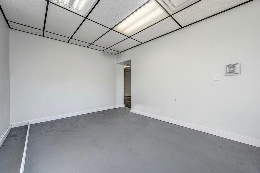 More Photos Of 209-211 S 5th St, Chickasha Storefront For Lease