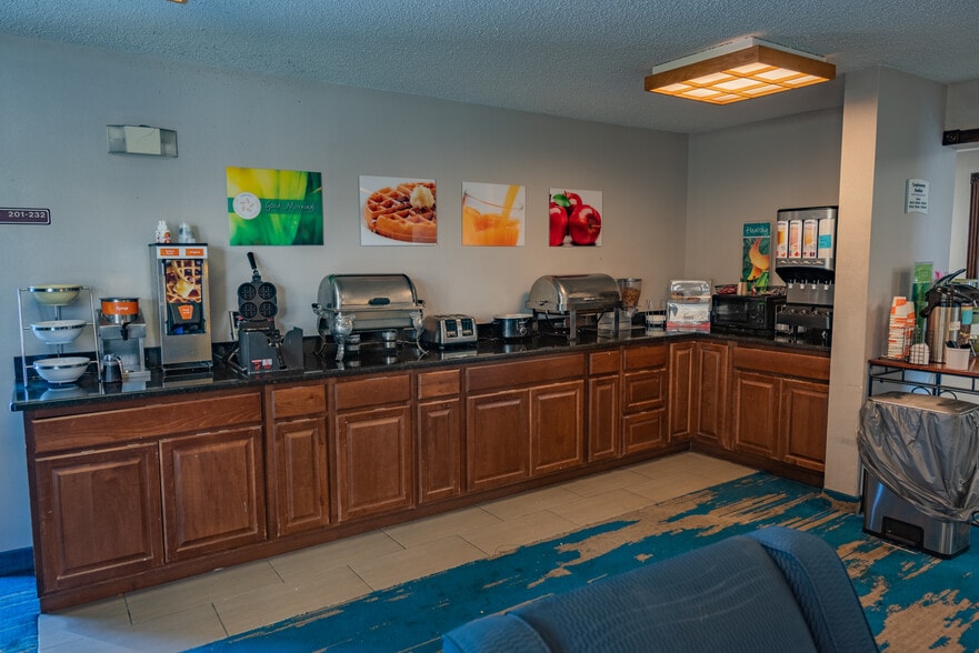 More Photos Of 730 E Jennifer Ln, Sidney Hotel For Sale