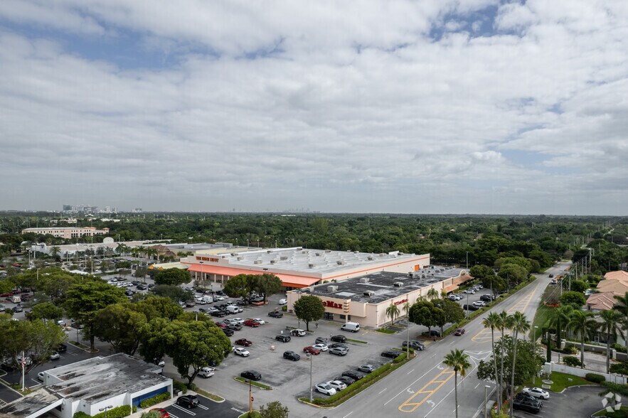 More Photos Of 13595-8521 S Dixie Hwy, Pinecrest Bank For Lease