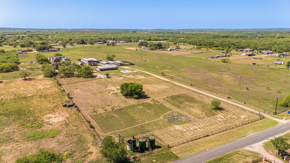 More Photos Of 5800 Curran Dr, Von Ormy Veterinarian Kennel For Sale