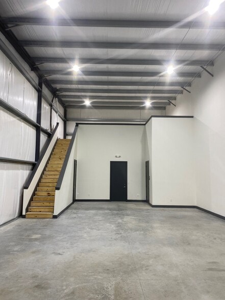 More Photos Of 23645 Gosling Rd, Spring Showroom For Lease