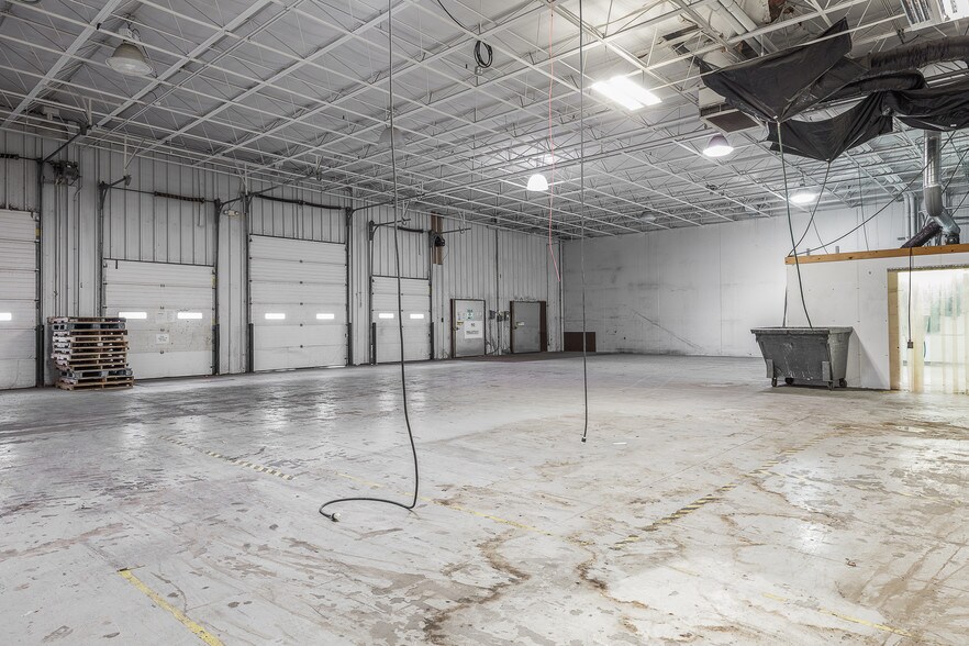 More Photos Of 1202 Thomas Beck Rd, Des Moines Flex For Lease