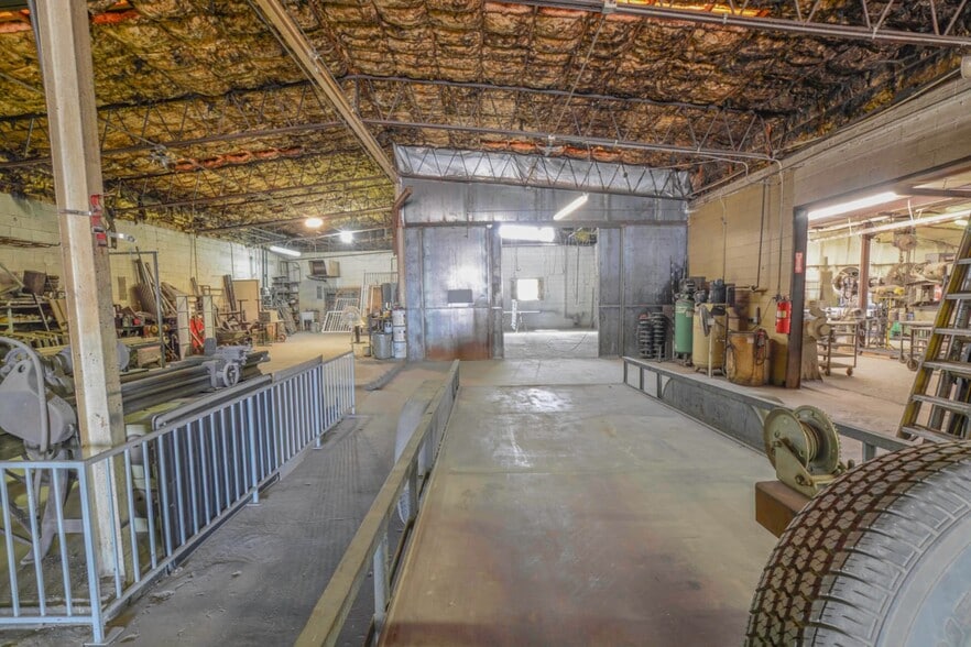 More Photos Of 1117 N Avenue T, Lubbock Warehouse For Sale