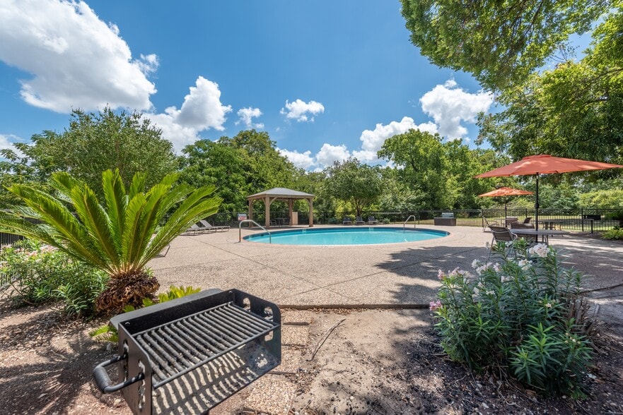 More Photos Of 1045 Sanger Ave, New Braunfels Apartments For Sale