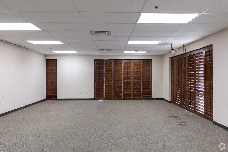 More Photos Of 1626 S Cherry St, Tomball Warehouse For Lease