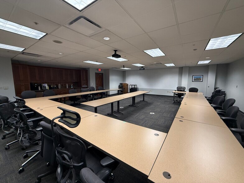 More Photos Of 300-310 Seven Fields Blvd, Seven Fields Office For Lease