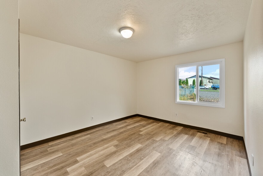 More Photos Of 132 NE Rifle Range St, Roseburg Apartments For Sale