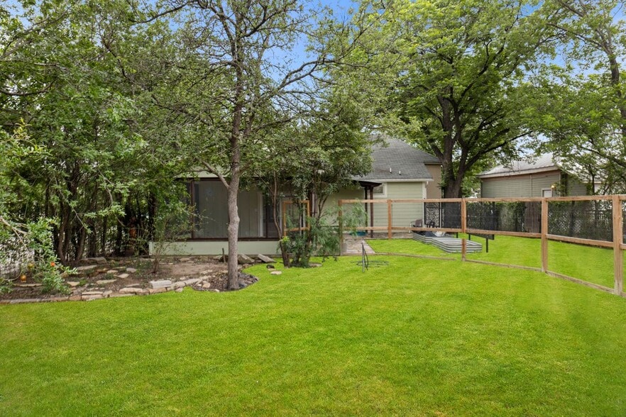 More Photos Of 1012 N Flores St, San Antonio General Retail For Sale