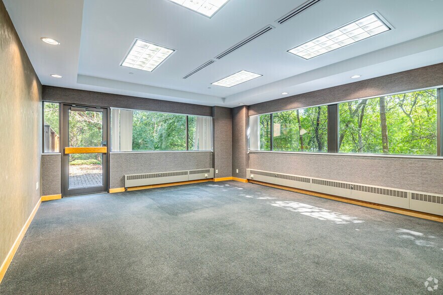 More Photos Of 1684 Woodlands Dr, Maumee Office For Sale