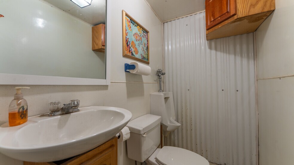 More Photos Of 19850 Houston Rd, Lebanon Showroom For Sale