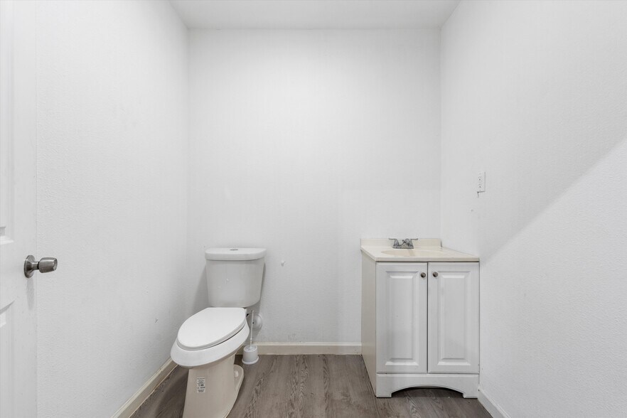 More Photos Of 210-212 Stanfield Dr, Waco Light Manufacturing For Lease