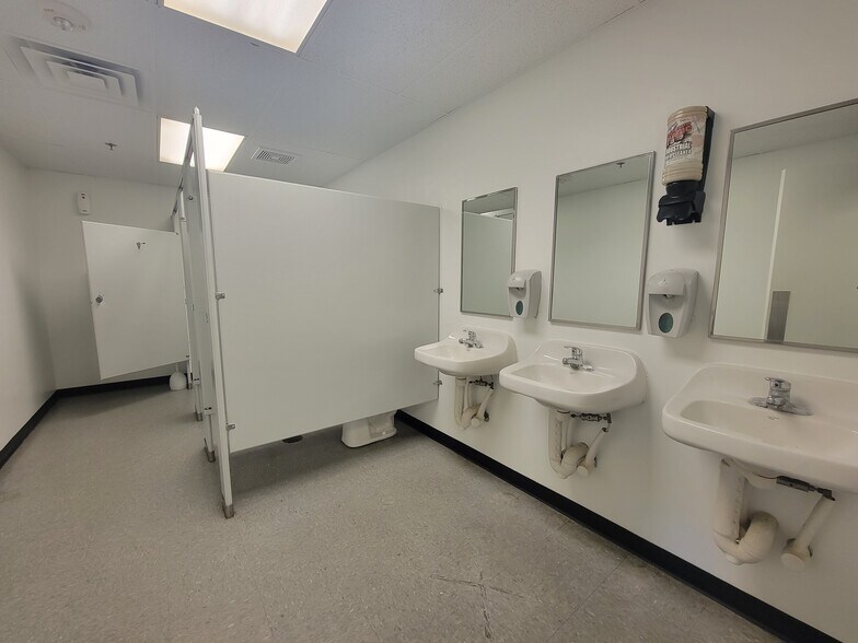 More Photos Of 725-729 Logistics Dr, Belvidere Warehouse For Sale