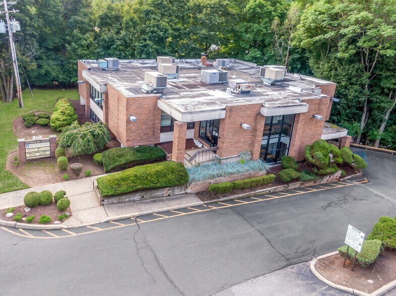 More Photos Of 171 Ramapo Rd, Garnerville Office For Lease