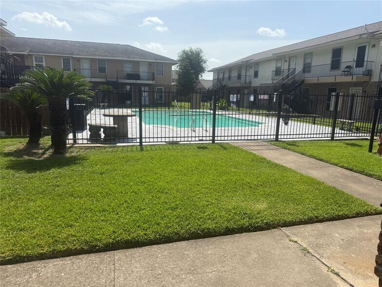 More Photos Of 3202-3358 Burke Rd, Pasadena Apartments For Sale