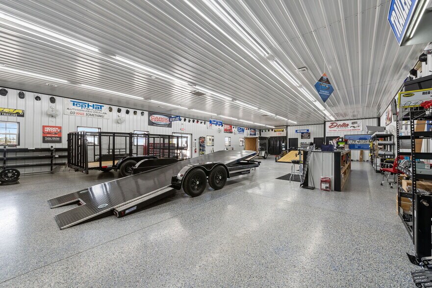 More Photos Of 26091 OK-51, Wagoner Showroom For Sale