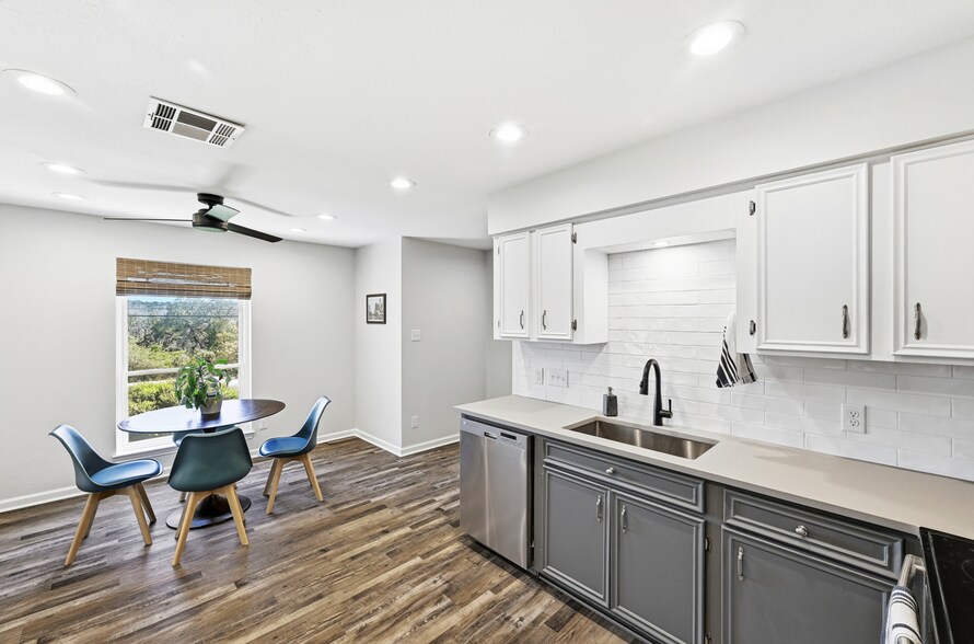 More Photos Of 900 N Cuernavaca Dr, Austin Office For Lease