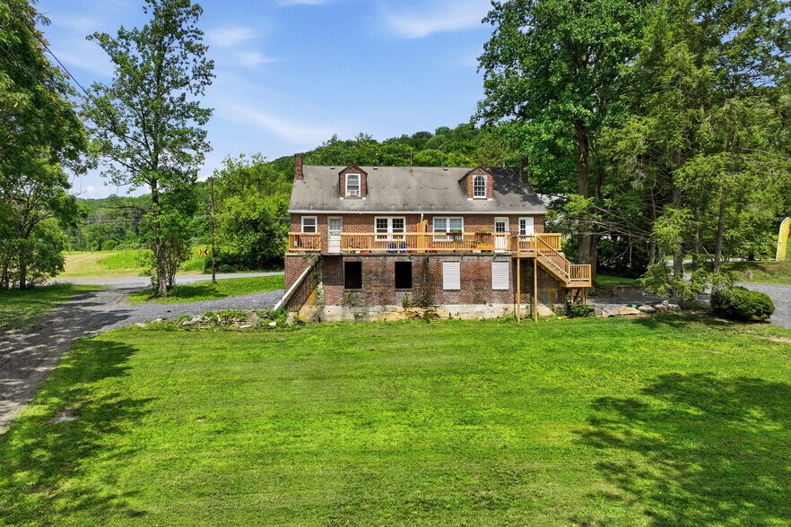 More Photos Of 429 Riverview Dr, Walnutport Flex For Sale