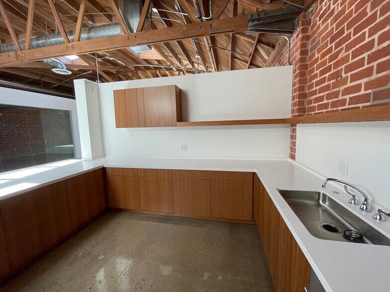 More Photos Of 1745 Berkeley St, Santa Monica Light Manufacturing For Lease