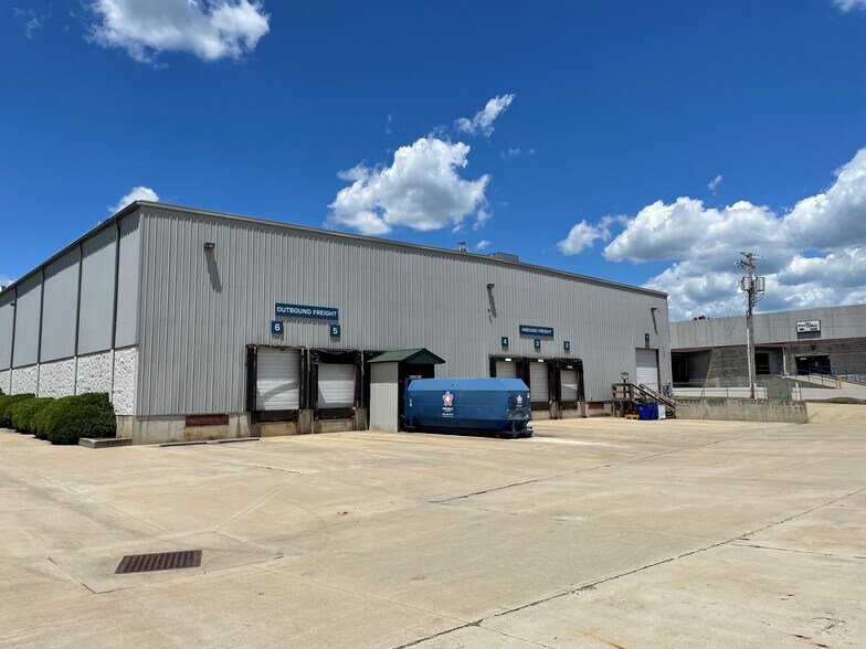 More Photos Of 140 Trade St, Lexington Distribution For Lease