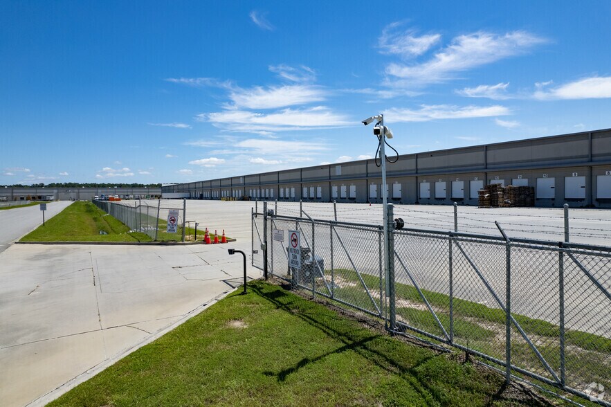 More Photos Of 320 Morgan Lakes Blvd, Pooler Distribution For Lease