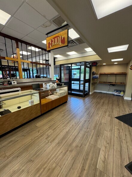 More Photos Of 105 New House Dr, Charlottesville Restaurant For Lease