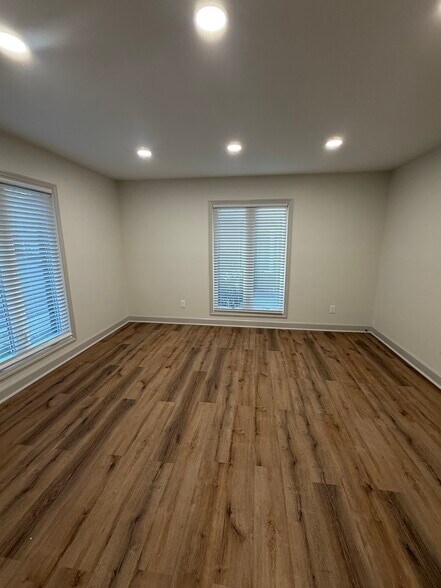 More Photos Of 5734 Windsor Dr, Columbus Office For Lease