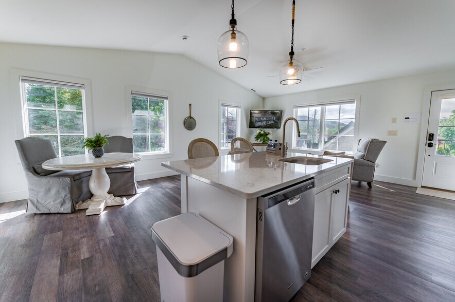 More Photos Of 118 Oak Crescent Cir, Clayton Hotel For Sale