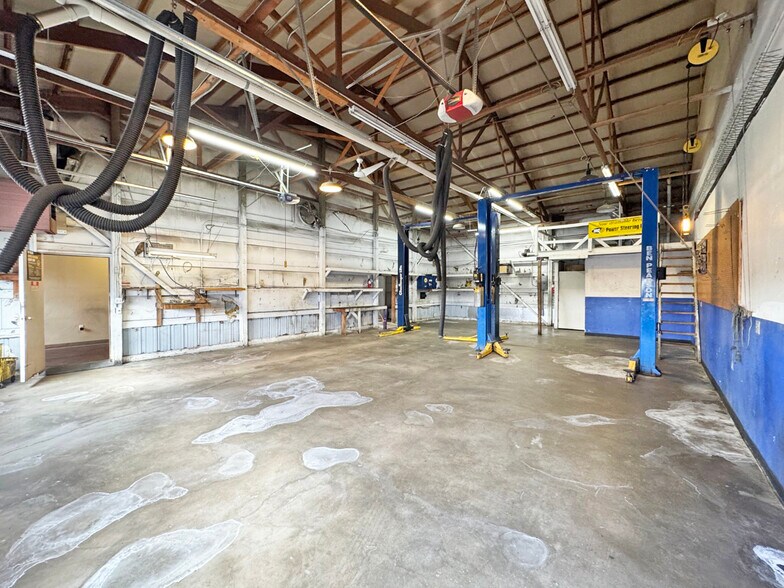 More Photos Of 1325 S Saint Louis Ave, Loveland Auto Repair For Sale