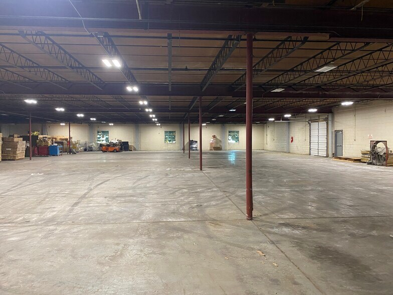 More Photos Of 1031 S Green St, Tupelo Warehouse For Sale