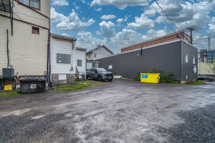 More Photos Of 58 Dundas St E, Napanee Storefront For Sale