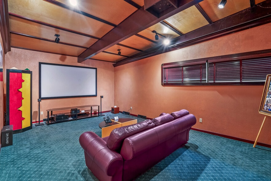 More Photos Of 4931 Douglas Ave, Des Moines General Retail For Sale