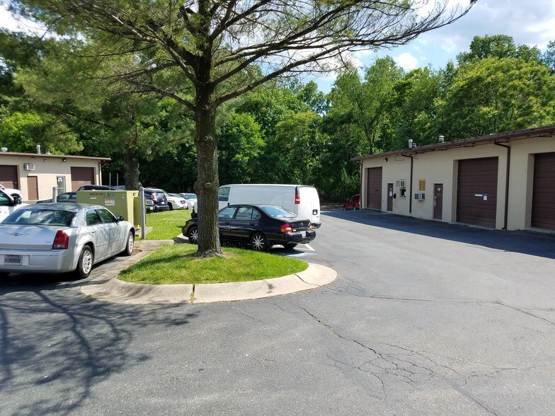 More Photos Of 433-435 E Diamond Ave, Gaithersburg Warehouse For Lease
