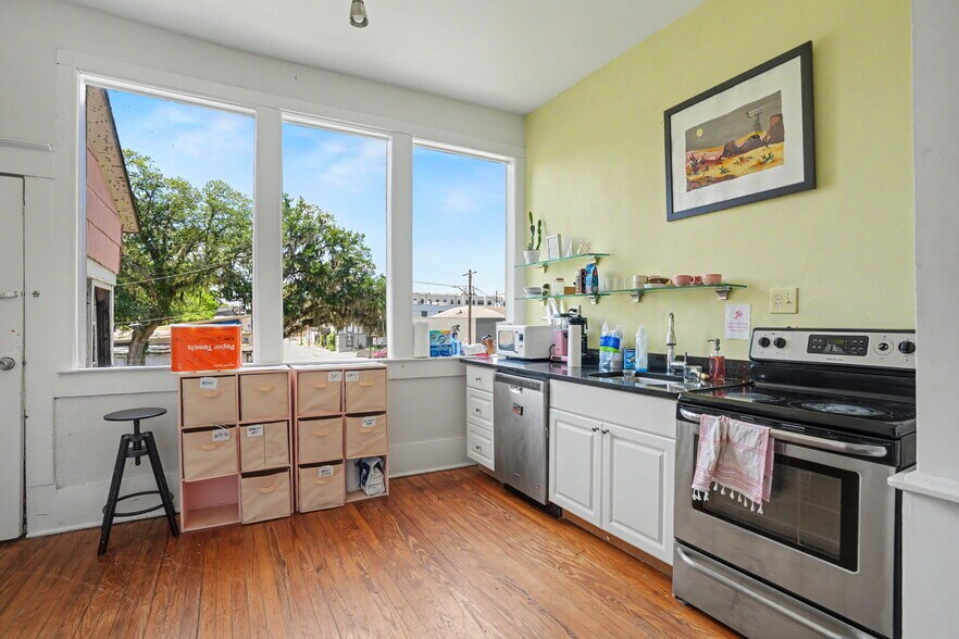 More Photos Of 17 W 41st St, Savannah Freestanding For Sale