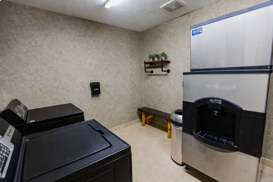 More Photos Of 510 W Huron, Au Gres Hotel For Sale