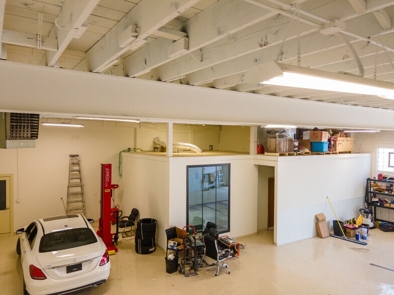 More Photos Of 1628 Rand Rd, Des Plaines Showroom For Sale