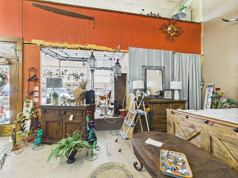 More Photos Of 236 S Oak St, Pecos Storefront For Sale