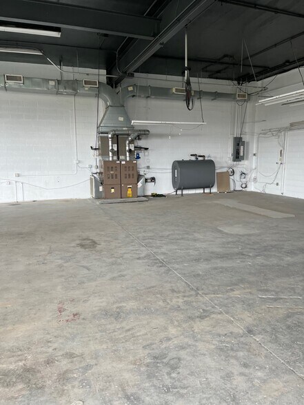 More Photos Of 1140 Chambersburg Rd, Gettysburg Light Distribution For Lease