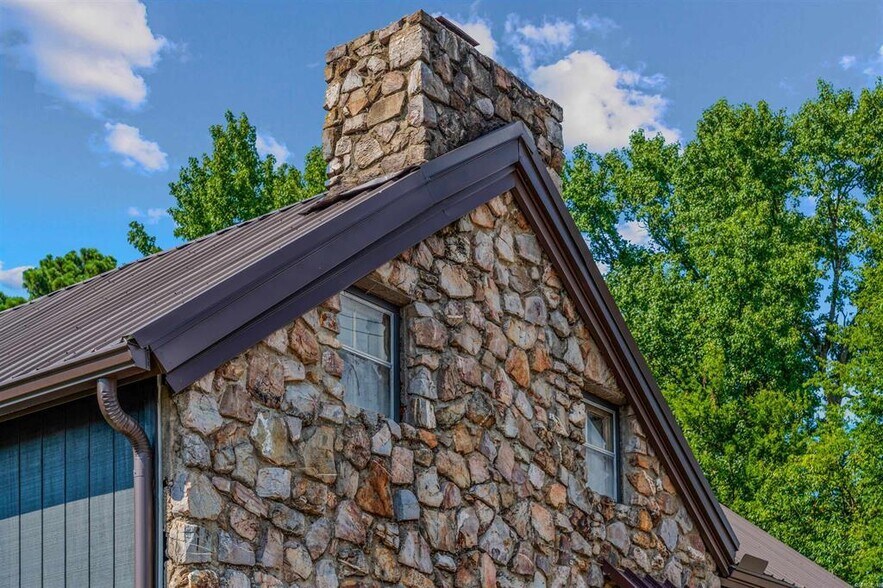 More Photos Of 17940 I 30, Benton Office For Sale