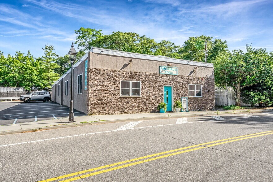 More Photos Of 6 New York Ave, Sound Beach Bar For Sale