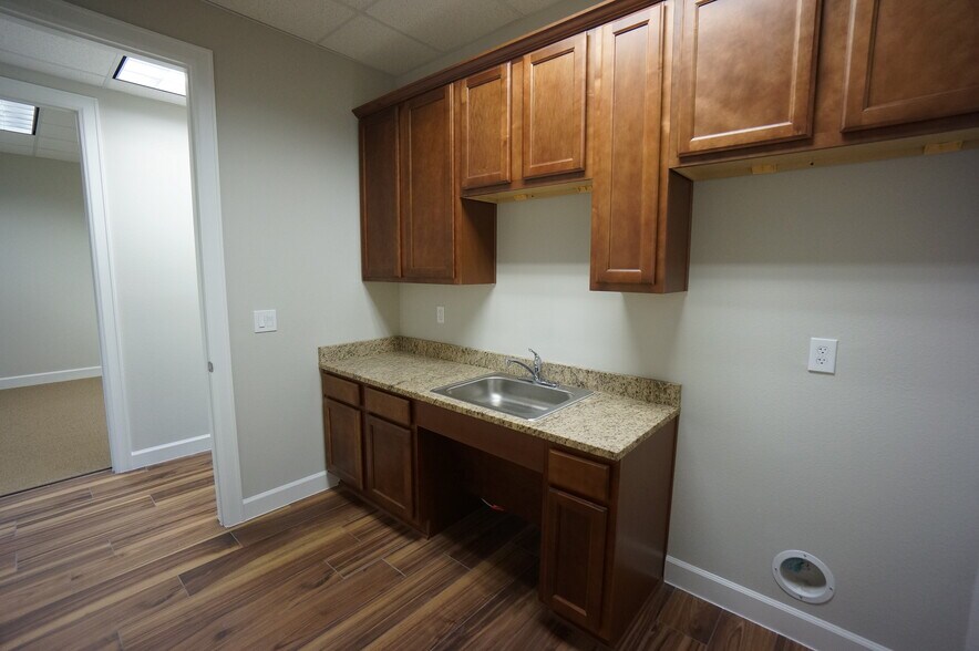 More Photos Of 633 E Fernhurst Dr, Katy Medical For Lease