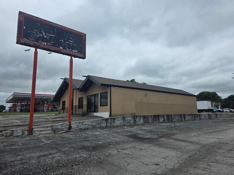 More Photos Of 12810 S Us-71 Hwy, Grandview Freestanding For Sale