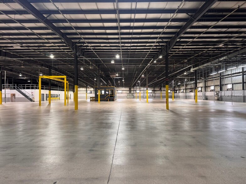 More Photos Of 11220 E Main St, Huntley Manufacturing For Lease