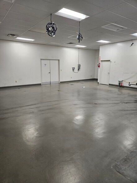More Photos Of 19521 Business Center Dr, Northridge Warehouse For Lease